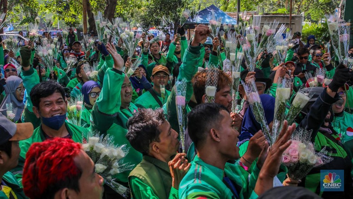 Foto: Ratusan pengemudi ojek daring (online/ojol) menggelar aksi damai dengan berjalan kaki dari depan Balai Kota Jakarta, Kamis (2/9/2025). (CNBC Indonesia/Faisal Rahman)