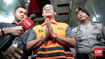 Bupati Lampung Tengah periode 2025-2030 Ardito Wijaya didakwa menerima suap ratusan juta rupiah dan gratifikasi miliaran rupiah terkait dengan jabatannya. (CNN Indonesia/Adi Ibrahim)