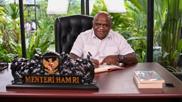 Menteri Hak Asasi Manusia (HAM) Natalius Pigai membatalkan rencana untuk menentukan status pembela atau aktivis HAM. (ANTARA FOTO/Indrianto Eko Suwarso)