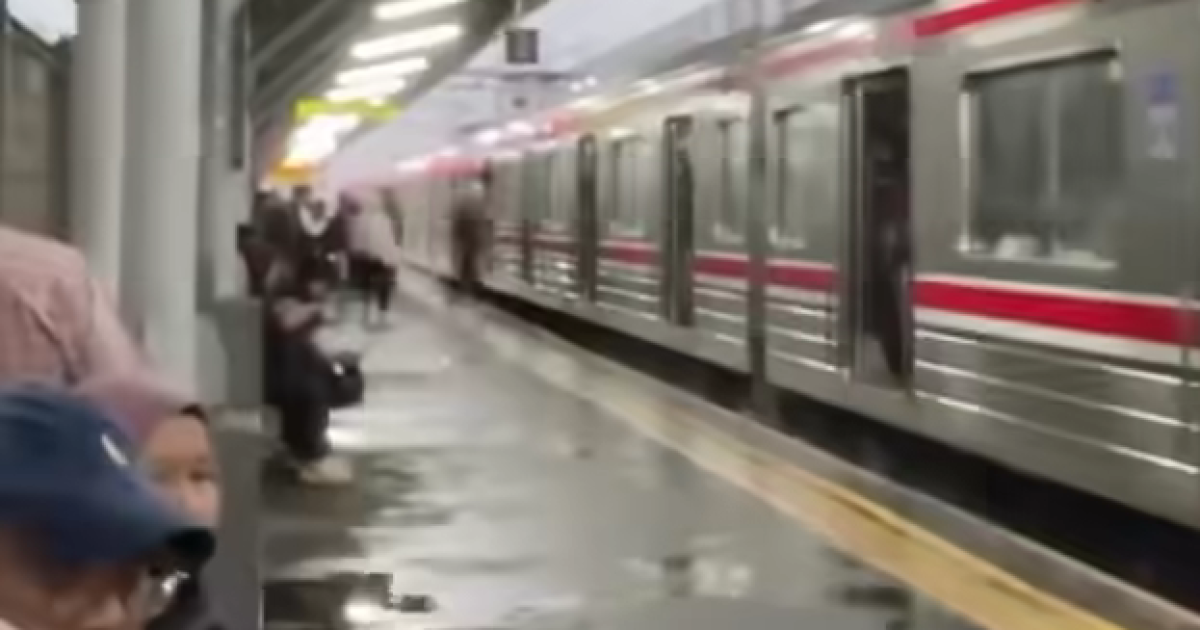Genangan Lintasan KRL di Tangsel Surut, KAI Commuter Kebut Normalisasi Perjalan.