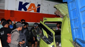 Kereta Api (KA) Putri Deli menabrak truk pengangkut pasir di lintasan kereta api Jalan Lingkar Utara, Kelurahan Sei Raja, Kecamatan Sei Tualang Raso, Kota Tanjungbalai, Sumatra Utara, Senin (4/5). Ilustrasi (ANTARA FOTO/Irfan Anshori)