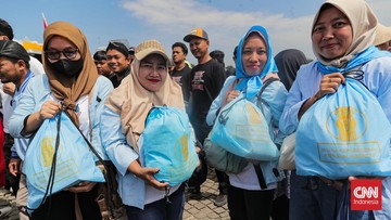 Buruh May Day mendapatkan Paket Sembako dari Istana. (CNN Indonesia/Adhi Wicaksono)