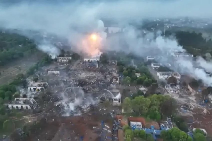 Ledakan dahsyat guncang pabrik kembang api di provinsi Hunan, China. Ledakan ini mengubah area pabrik seperti medan perang. Foto/CCTV