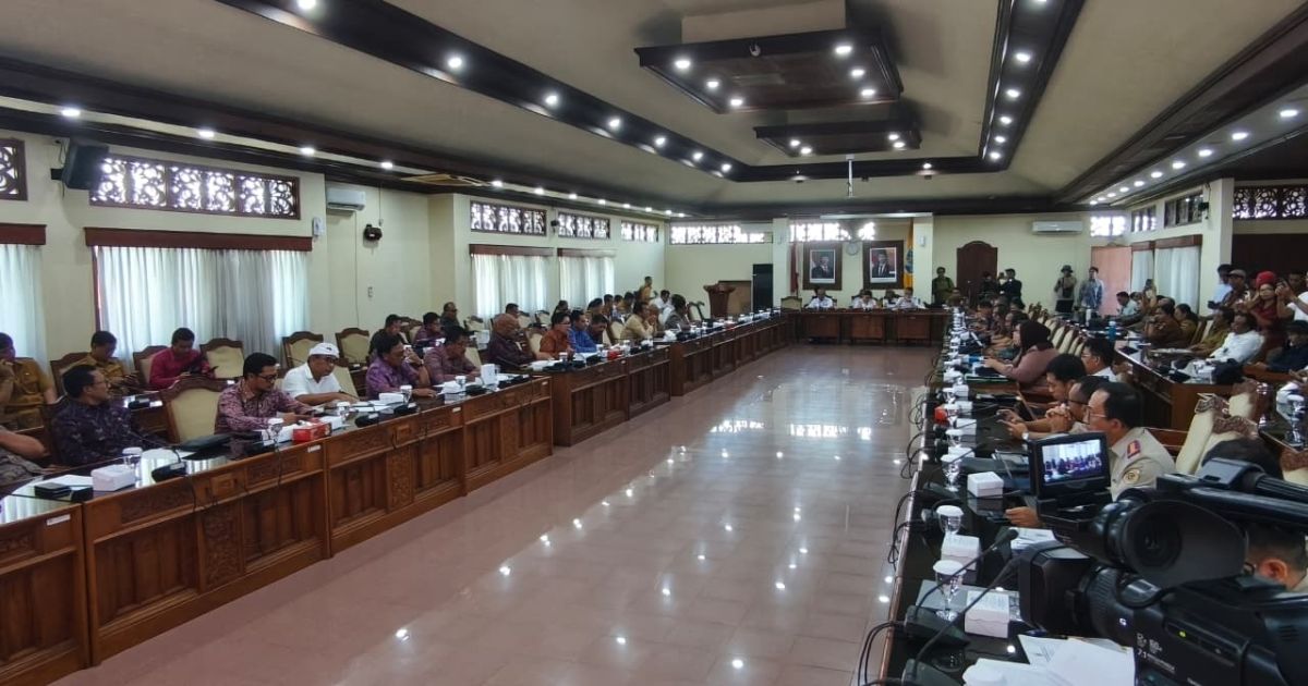Foto Rapat Dengar Pendapat (RDP) Pansus Trap, 4 April 2026, akhirnya berjalan singkat dan ditunda karena pihak BTID tidak hadir.