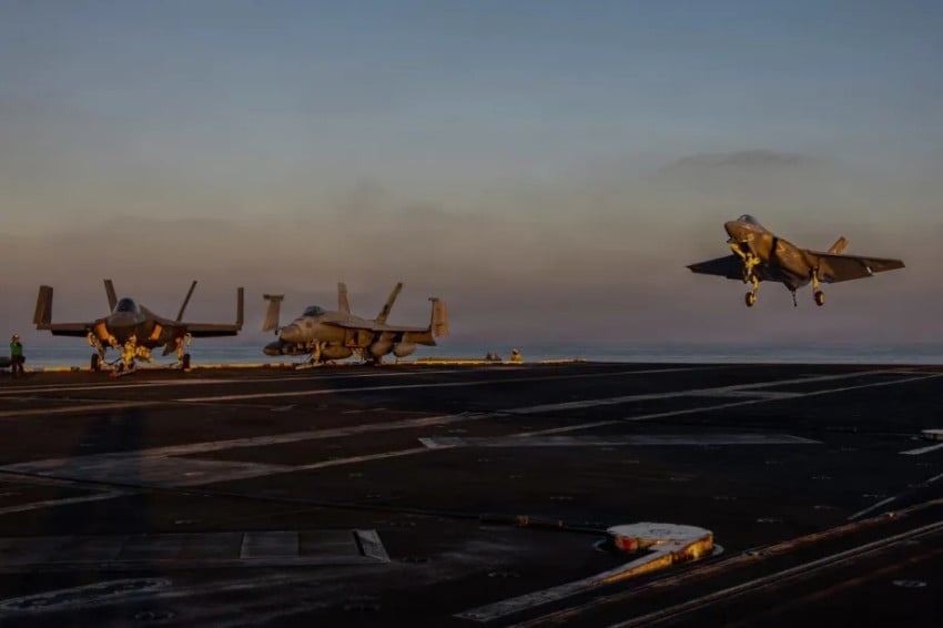 Pesawat tempur Angkatan Laut AS lepas landas dari kapal induk USS Abraham Lincoln selama Operasi Epic Fury yang menargetkan Iran di Teluk Oman, pada 1 Maret 2026. Foto/Angkatan Laut AS/Anadolu Agency