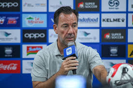Pelatih kepala PSIM Yogyakarta di Super League 2025-2026 Jean Paul van Gastel dalam sesi konferensi pers. (KOMPAS.com/ADIL NURSALAM)