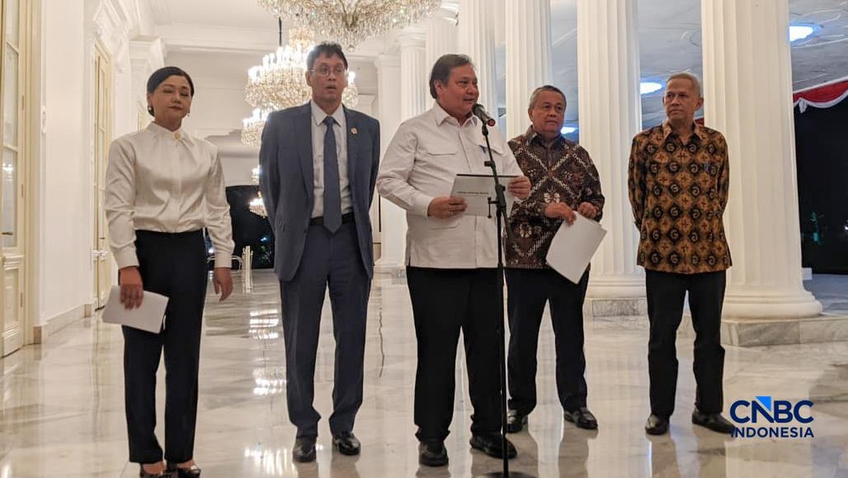 Foto: (Kiri-Kanan) Ketua Dewan Komisioner Otoritas Jasa Keuangan (OJK), Friderica Widyasari, Menteri Keuangan, Purbaya Yudhi Sadewa, Menko Perekonomian, Airlangga Hartarto, Gubernur Bank Indonesia, Perry Warjiyo, dan Ketua Dewan Komisioner Lembaga Penjamin Simpanan (LPS), Anggito Abimanyu saat menyampaikan keterangan pers di Istana Negara, Jakarta, Selasa (5/5/2026). (CNBC Indonesia/Emir Yanwardhana)