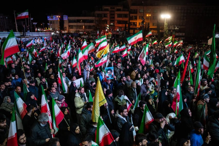 Insiden Rudal di Selat Hormuz: Washington D.C. Diduga Menarik Kapal Perang Usai Terkena Tembakan Iran