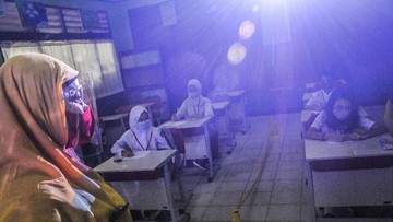 Ilustrasi. Seorang guru yang mengajar siswa-siswanya di kelas. (ANTARA FOTO/Fakhri Hermansyah)