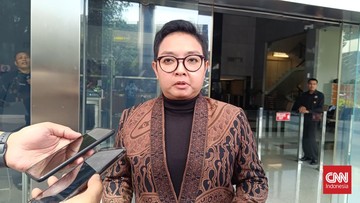 Komisi Pemberantasan Korupsi (KPK) mendalami praktik pemerasan oleh kepala daerah di Cilacap, Jawa Tengah, saat memeriksa Pelaksana Tugas (Plt) Bupati Cilacap Ammy Amalia Fatma Surya, Selasa (5/5). (CNN Indonesia/Ryan Hadi Suhendra)