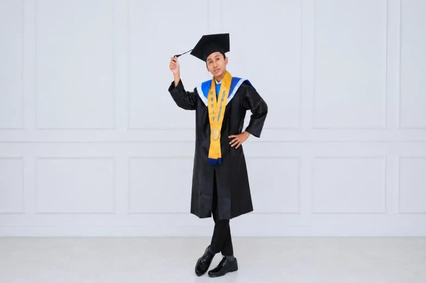 Pato Sayyaf, mahasiswa Program Studi S1 Fisika Undip mencatatkan prestasi sebagai wisudawan termuda dengan usia 18 tahun 3 bulan. Foto/Undip.