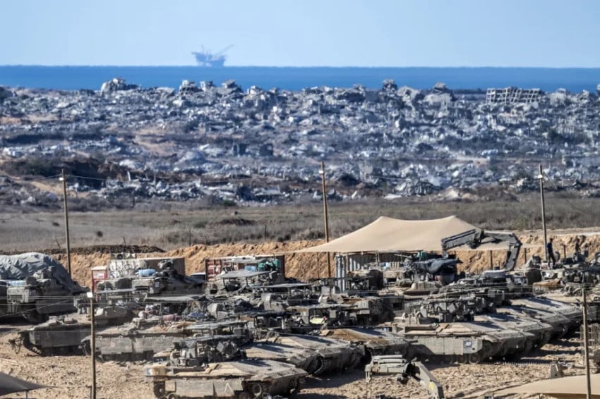 Tank dan kendaraan militer Israel terlihat dikerahkan bersama beberapa kendaraan militer, helikopter, dan drone yang berpatroli di sepanjang wilayah perbatasan setelah diberlakukannya gencatan senjata antara Israel dan Hamas di Gaza dan penarikan pasukan