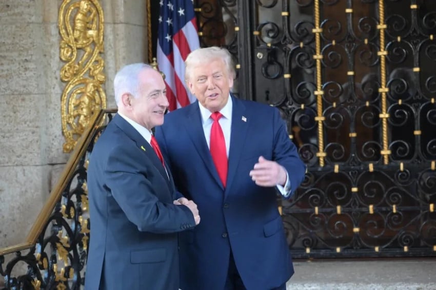 Presiden AS Donald Trump (kanan) menyambut Perdana Menteri Israel Benjamin Netanyahu (kiri) di kediamannya di Mar-a-Lago, Florida, Amerika Serikat pada 29 Desember 2025. Foto/Amos Ben-Gershom (GPO)/Anadolu Agency