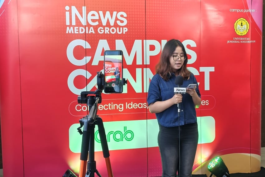 Salah seorang mahasiswa Universitas Jenderal Soedirman antusias mencoba menjadi reporter di booth iReporter ICC hari pertama pada Rabu (6/5/2026).. Foto: Mei Sada Sirait