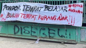 Spanduk yang dipasang warga mendemo kekerasan seksual oleh pendiri ponpes di Kecamatan Tlogowungu, Pati, Sabtu (2/5). (Detikcom/Dian Utoro)