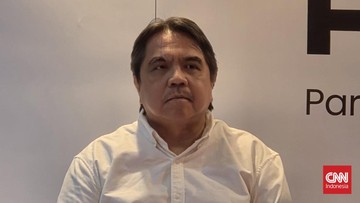 Ade Armando mengumumkan mundur dari PSI buntut kasus hukumnya dengan JK, Selasa (5/5). (Foto: CNN Indonesia/Thohirin)