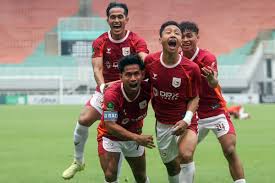 Pesepak bola Garudayaksa FC Dheco Hari Zacky (kedua kanan) berselebrasi dengan rekan setimnya usai mencetak gol ke gawang Persikad dalam lanjutan Liga 2 Pegadaian Championship di Stadion Pakansari, Kabupaten Bogor, Jawa Barat, Sabtu (2/5/2026). Garudayaksa FC mengunci tiket promosi ke Liga 1 musim 2026-2027 setelah mengalahkan Persikad dengan skor 3-1. ANTARA FOTO/Yulius Satria Wijaya/nym.(ANTARA FOTO/YULIUS SATRIA WIJAYA)
