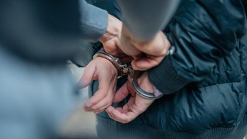 Ilustrasi. Polisi menangkap RH, rentenir yang diduga melecehkan 12 anak laki-laki di Tigaraksa. (iStockphoto/SimonSkafar)
