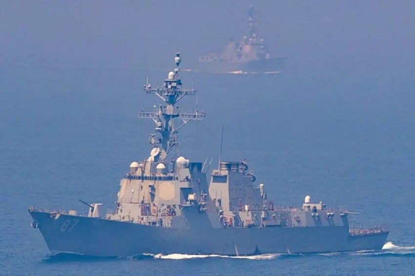 Angkatan Laut IRGC Iran menyatakan tiga kapal perang Amerika Serikat melarikan diri dari Selat Hormuz usai diserang rudal dan drone besar-besaran pada Kamis. Foto/BBC