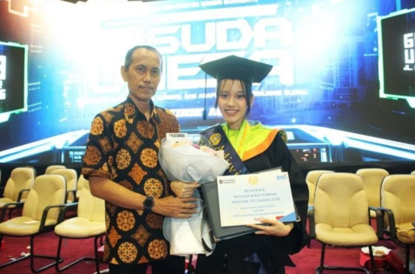 Mahasiswa Unesa Tabitha Ayui Putri Ning Bestari dinobatkan sebagai wisudawan terbaik Fakultas Vokasi. Foto/Unesa.