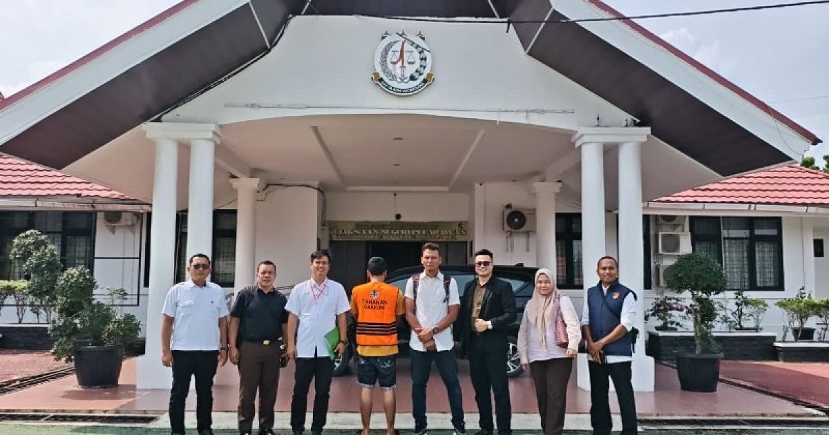 Balai Gakkum Kehutanan Wilayah Sumatera serahkan tersangka dan barang bukti tindak pidana kehutanan pembalakan liar/pengangkutan kayu ilegal ke Kejaksaan Negeri Pelalawan. foto: Kemenhut