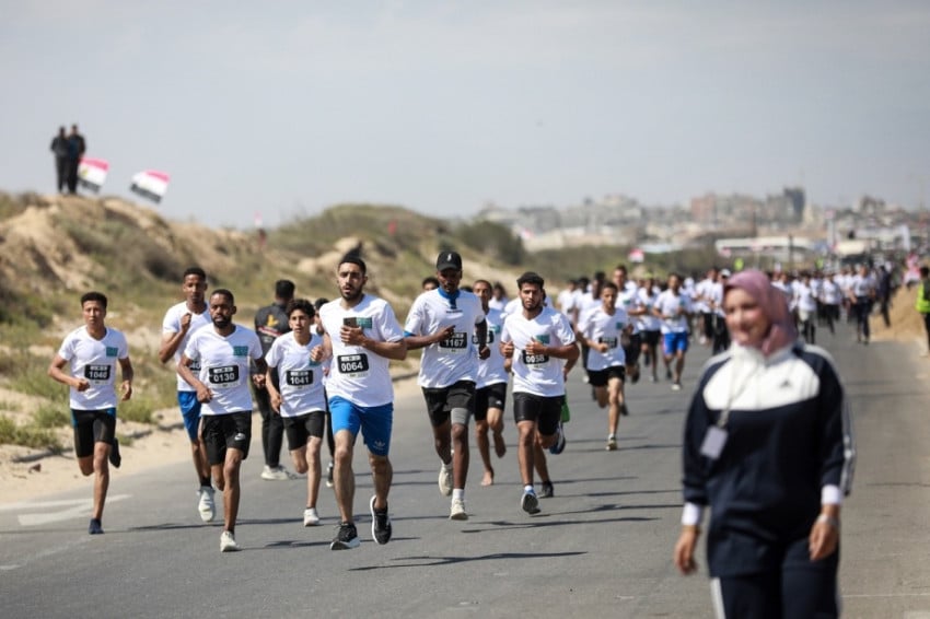 Warga Palestina, termasuk mereka yang kehilangan anggota tubuh akibat serangan Israel, berpartisipasi dalam maraton yang diselenggarakan dengan slogan Lari untuk Kebebasan di Kota Gaza, Gaza, Palestina pada 8 Mei 2026. Foto/Abdalhkem Abu Riash/Anadolu A