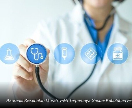 Konsultan keuangan profesional sedang menjelaskan dokumen polis asuransi kesehatan di atas meja kepada sepasang suami istri yang terlihat tenang dan yakin.