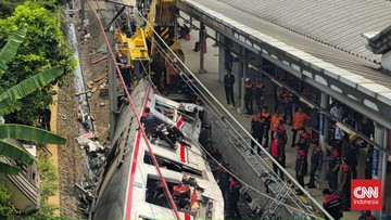 Polisi masih menyelidiki insiden kecelakaan maut antara antara Kereta Api (KA) Argo Bromo Anggrek dengan KRL di Stasiun Bekasi Timur. (CNN Indonesia/Taufiq Hidayatullah)