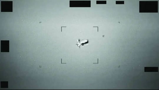 Foto dari rilis Pentagon yang menunjukkan UFO yang terlihat oleh Komando Indo-Pasifik AS di dekat Jepang pada tahun 2024. Foto/Departemen Perang AS