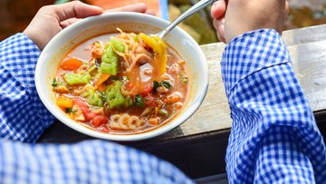 Makan seblak. Foto: Getty Images/Ayudia Fatma