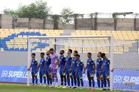 Menjadi rutinitas pemain Arema FC berdoa bersama di depan gawang sebelum laga dimulai selama Super League 2025-2026 berlangsung.(KOMPAS.COM/SUCI RAHAYU)