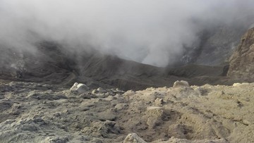 Tim SAR menyatakan posisi dua pendaki WNA yang hilang di Gunung Dukono Halmahera Utara berada pada jarak sekitar 20-30 meter dari bibir kawah utama. Ilustrasi. (Foto: istockphoto/Abdul Haris T  Fatmona)