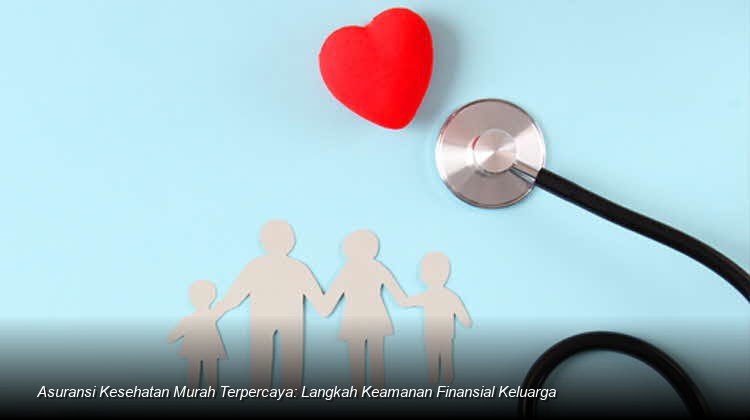 Konsultan keuangan profesional sedang menjelaskan dokumen polis asuransi kesehatan kepada sepasang suami istri muda yang tampak tenang dan yakin di ruang rapat yang cerah.