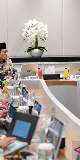 Menteri Koordinator Bidang Pemberdayaan Masyarakat Abdul Muhaimin Iskandar (kiri) memimpin rapat tingkat menteri yang dihadiri Menteri Sosial Saifullah Yusuf (kanan dan Kepala BPS Amalia Adininggar Widyasanti di Jakarta, Jumat (8/5/2026). (ANTARA/HO-Kemenko PM)