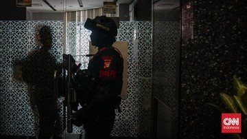Gedung perkantoran di kawasan Hayam Wuruk, Jakarta Barat, digerebek polisi pada Kamis (7/5). (CNN Indonesia/Febria Adha L)