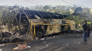 Kecelakaan maut terjadi di Jalan Lintas Sumatra Simpang Danau, Kecamatan Karang Jaya, Sumatera Selatan, pada Rabu (6/5) sekitar pukul 12.00 WIB.  (ANTARA FOTO/Hand Out-BPBD Kabupaten Muratara)