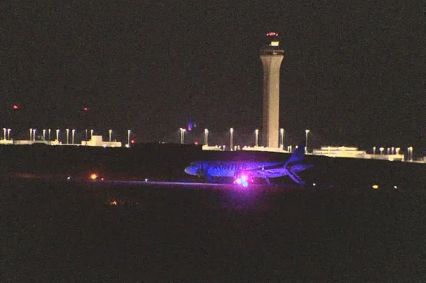 Pesawat Frontier Airlines yang membawa 231 orang menabrak pejalan kaki di landasan pacu Bandara Internasional Denver, AS. Korban tewas dan potongan tubuhnya berserakan. Foto/CBS News