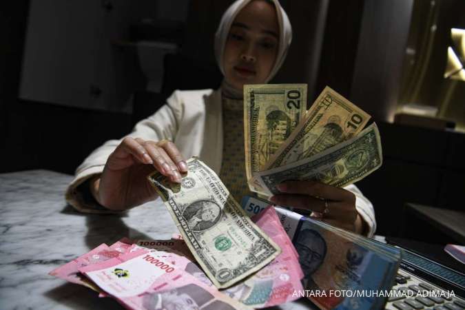 Penutupan Akhir Pekan: Rupiah Bergerak Melemah Tipis, Proyeksi Pasar untuk Senin Mendatang