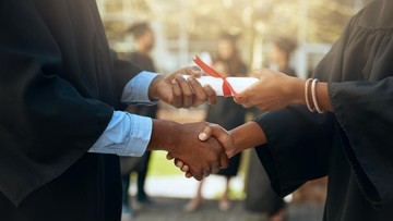 Seorang siswi lulusan SMA Bina Nusantara (Binus) Serpong berhasil diterima di tujuh perguruan tinggi terkemuka dunia pada seleksi masuk tahun ajaran 2026/2027. istockphoto/PeopleImages