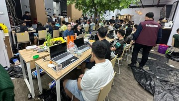 Sebanyak 320 warga negara asing (WNA) yang diamankan dalam pengungkapan kasus perjudian online jaringan internasional di Jakarta Barat dipindahkan ke sejumlah kantor imigrasi pada Minggu (10/05). (Dok. Istimewa).