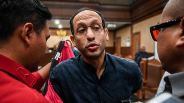 Momen Rocky Gerung Beri Dukungan Hangat kepada Nadiem Makarim di Tengah Sidang Kasus Chromebook
