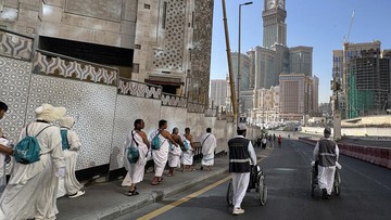 Ilustrasi. Petugas pendorong kursi roda melayani jamaah calon haji Indonesia menuju Masjidil Haram di Makkah, Arab Saudi, Minggu (3/5/2026). (ANTARA FOTO/Citro Atmoko)