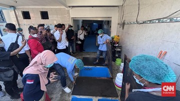 Ratusan Siswa di Surabaya Alami Keracunan Usai Makan Daging MBG. (CNN Indonesia/Farid).