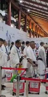 Ilustrasi sejumlah calon haji saat mengatre untuk melakukan pemeriksaan dokumen keimigrasian di Bandara Internasional Soekarno-Hatta, Tangerang. (ANTARA/HO-Imigrasi Soetta)