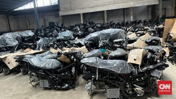 Subdit Ranmor Ditreskrimum Polda Metro Jaya membongkar gudang penadahan ribuan motor ilegal milik PT Indobike Dua Enam di Jalan Kemandoran, Kebayoran Lama, Jakarta Selatan. (CNN Indonesia/Patricia Diah Ayu Saraswati)