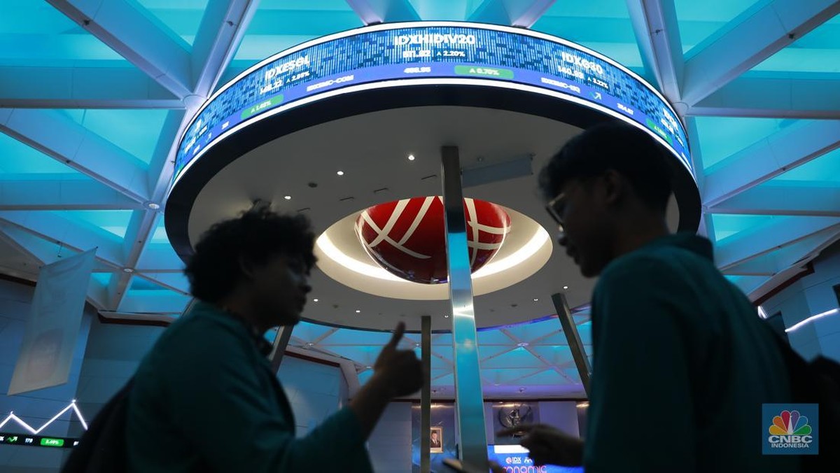 Foto: Suasana layar digital pergerakan harga saham di Bursa Efek Indonesia, Jakarta, Jumat (30/1/2026). (CNBC Indonesia/Muhammad Sabki)