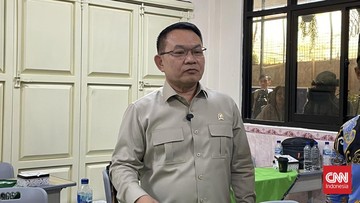 Dudung Abdurachman mengatakan pemerintah akan menggunakan dana hasil efisiensi dan sitaan para koruptor untuk mendanai program revitalisasi puluhan ribu sekolah di Indonesia. (CNN Indonesia/ Kayla Nabima Azzahra)