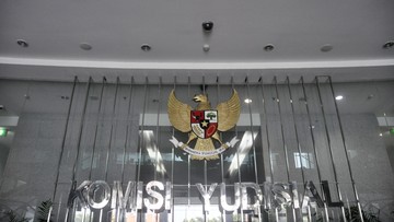 Komisi Yudisial mendalami dugaan pelanggaran etik dalam sidang kasus penyiraman air keras terhadap aktivis Andrie Yunus oleh empat tentara. (CNN Indonesia/Djonet Sugiarto)