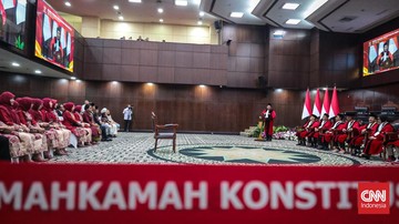 Mahkamah Konstitusi (MK) menyatakan perkara pengujian materiil yang menyoal terkait kuota internet hangus tidak jelas atau kabur (obscuur). CNN Indonesia/Febria Adha Larasa