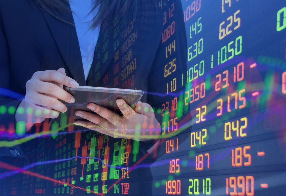 Ilustrasi investor memantau pergerakan harga saham di Bursa Efek Indonesia menggunakan gadget. (Shutterstock)